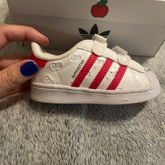 NIB Hard to Find Adidas Hello Kitty Superstar Sneakers - 5K - Picture 5 of 8